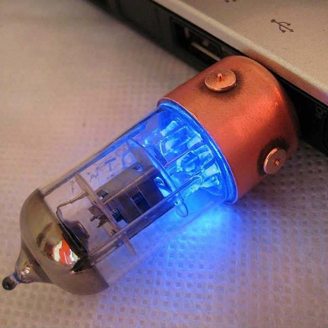 Light-Up Radio Tube USB Flash Drive